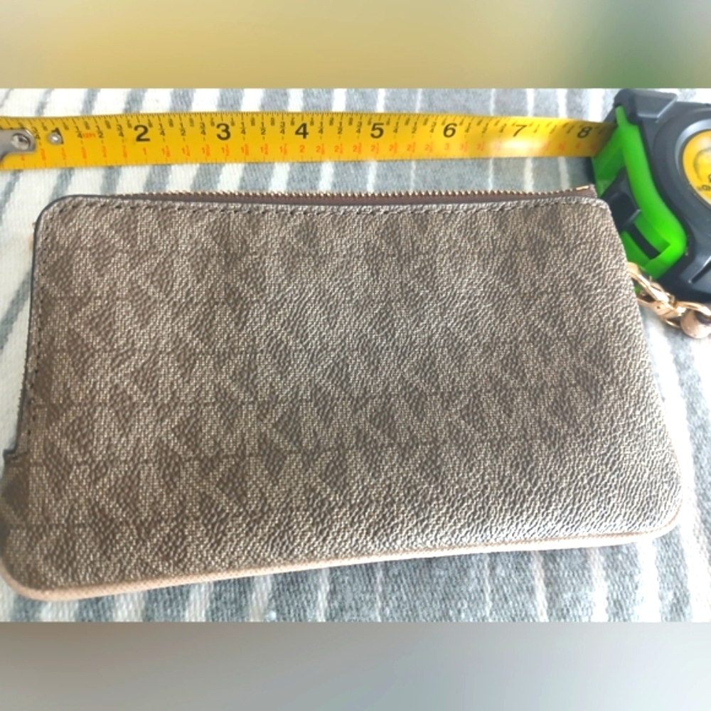 Michael Kors Textured Brown and Cream Wristlet Wallet New! - Picture 2 of 7